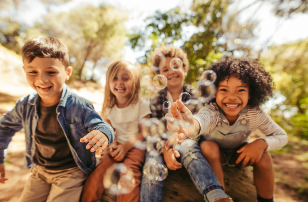 4 kinderen springen tijdens BSO activiteit