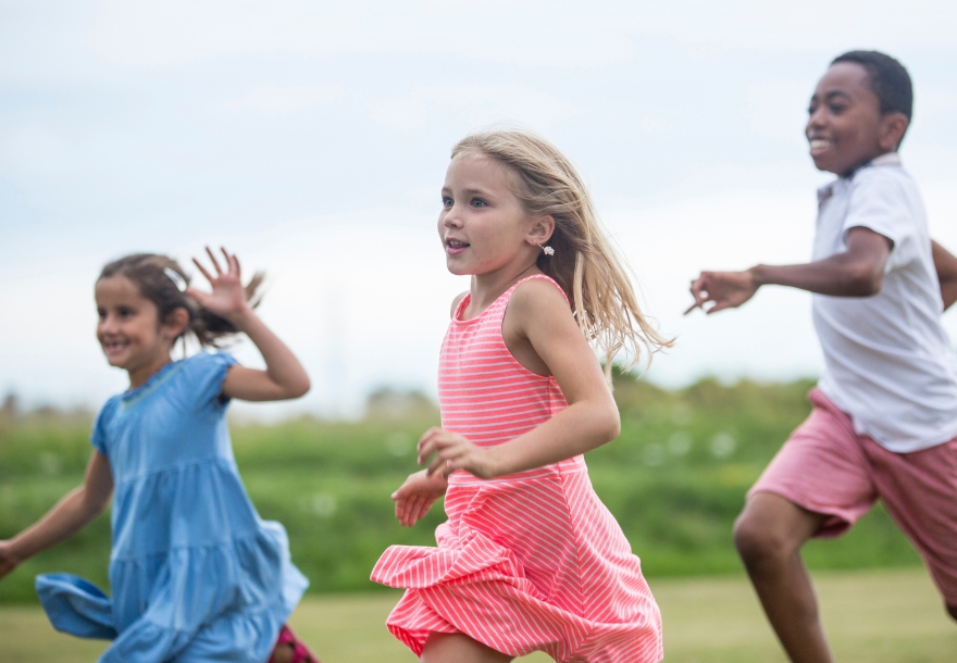 activiteit Tikkertje kat en muis spel. kinderen rennen