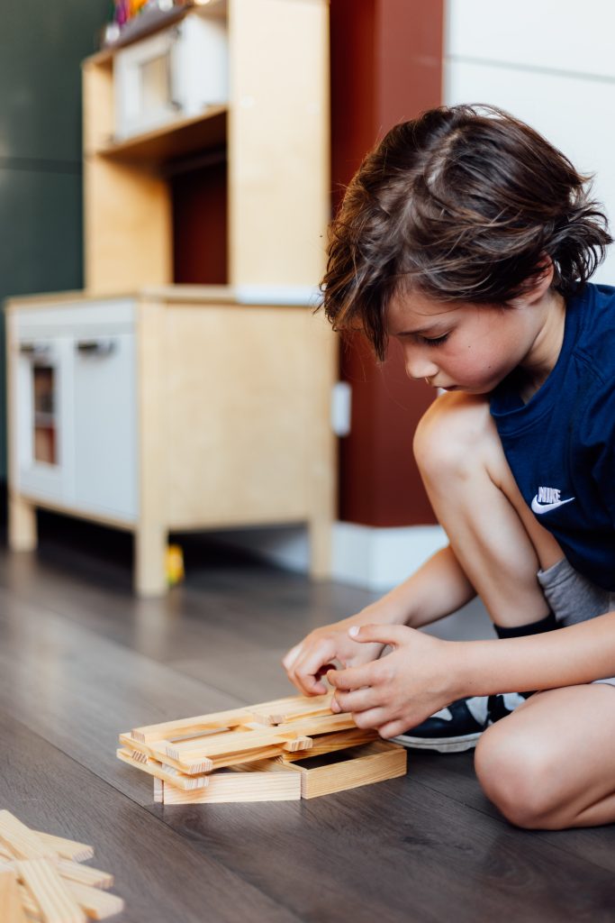 Kind speelt met kapla: Spelenderwijs leren