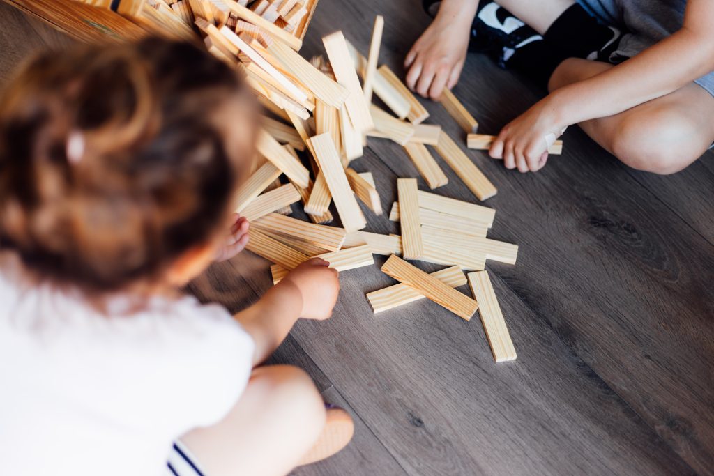Kind speelt met kapla: Spelenderwijs leren